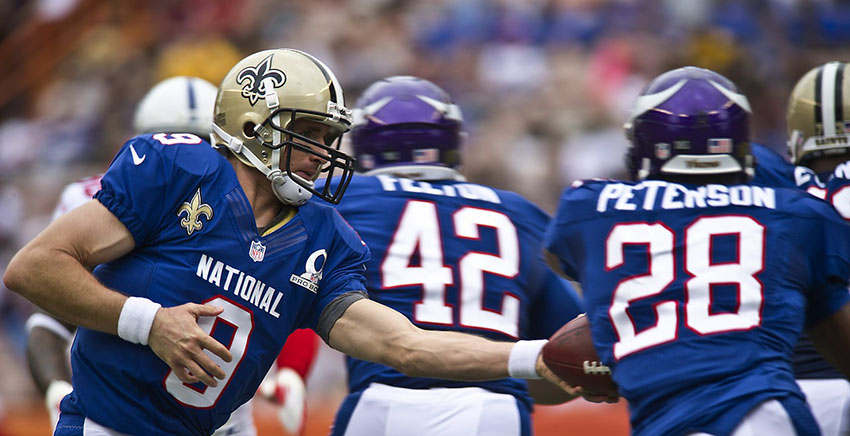 Drew Brees giving the football to Adrian Peterson